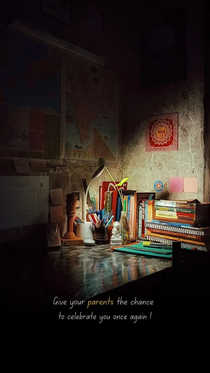 Carnet minimaliste sur un bureau nocturne, tons bleus