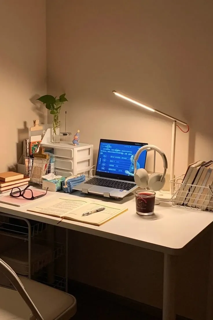 Bureau calme avec lampe et cahier ouvert